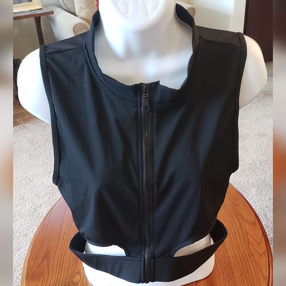 Black athletic top with elastic band attached at hem, size L, NEW - Picture 1 of 9